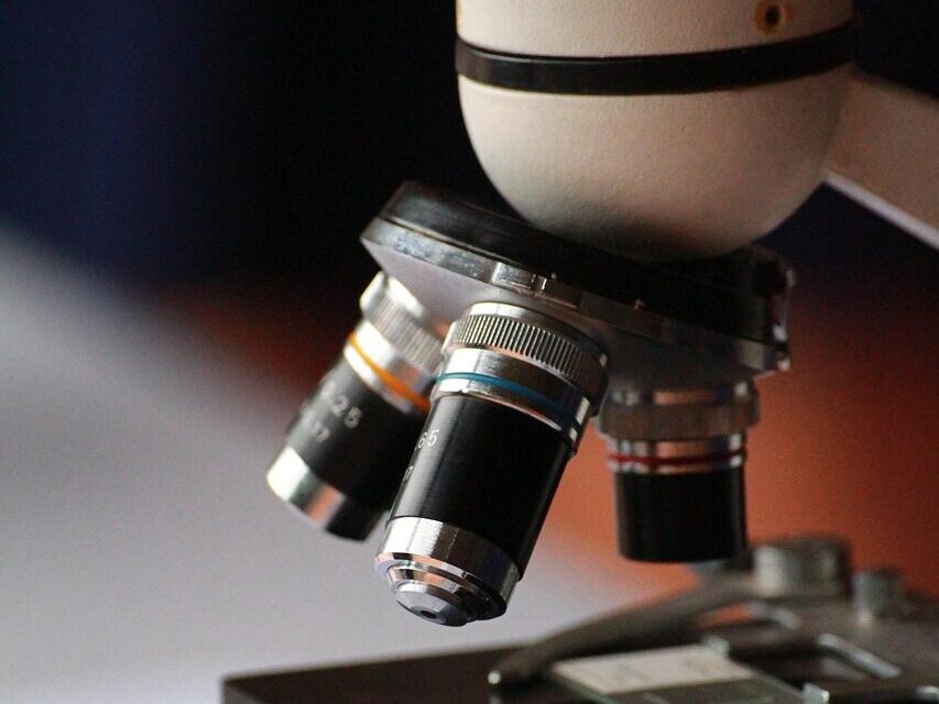 microscope, photomicroscope, ultramicroscope, science, scientific, object, white microscope, education, background, white, school, technology, work, symbol, table, beautiful wallpaper, medical, concept, macro, equipment, tool
